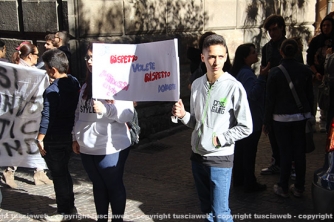 La protesta sotto palazzo Gentili