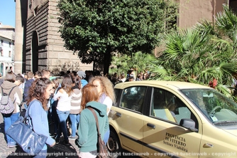 La protesta sotto palazzo Gentili