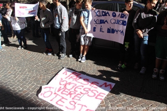 La protesta sotto palazzo Gentili