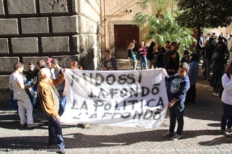 La protesta sotto palazzo Gentili
