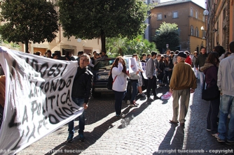 La protesta sotto palazzo Gentili