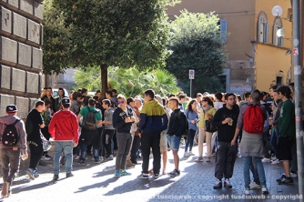 La protesta sotto palazzo Gentili