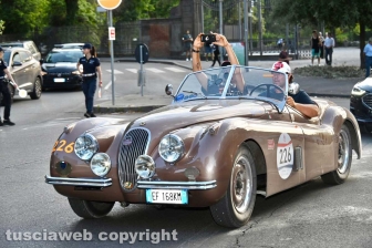 La Mille miglia a Viterbo - I mitici equipaggi delle auto d'epoca salutano la Tuscia