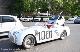 La Mille miglia a Viterbo - I mitici equipaggi delle auto d'epoca salutano la Tuscia