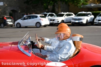 La Mille miglia a Viterbo - I mitici equipaggi delle auto d'epoca salutano la Tuscia