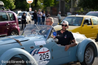La Mille miglia a Viterbo - I mitici equipaggi delle auto d'epoca salutano la Tuscia