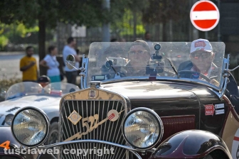 La Mille miglia a Viterbo - I mitici equipaggi delle auto d'epoca salutano la Tuscia