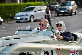 La Mille miglia a Viterbo - I mitici equipaggi delle auto d'epoca salutano la Tuscia