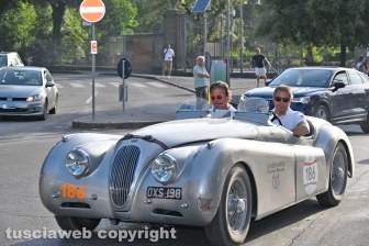 La Mille miglia a Viterbo - I mitici equipaggi delle auto d'epoca salutano la Tuscia