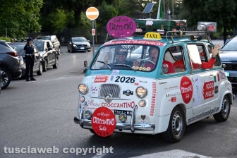 Mille miglia, i mitici equipaggi delle auto d'epoca salutano la Tuscia