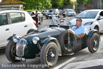La Mille miglia a Viterbo - I mitici equipaggi delle auto d'epoca salutano la Tuscia
