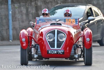 La Mille miglia a Viterbo - I mitici equipaggi delle auto d'epoca salutano la Tuscia