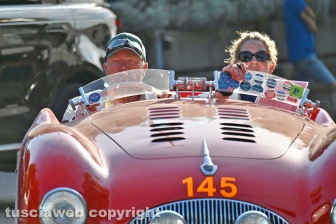 La Mille miglia a Viterbo - I mitici equipaggi delle auto d'epoca salutano la Tuscia