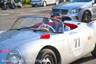 La Mille miglia a Viterbo - I mitici equipaggi delle auto d'epoca salutano la Tuscia
