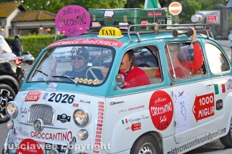 Mille miglia, i mitici equipaggi delle auto d'epoca salutano la Tuscia
