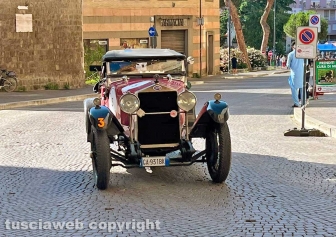 Viterbo - La Mille Miglia sfreccia per il centro storico