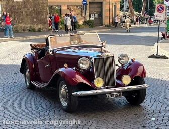 Viterbo - La Mille Miglia sfreccia per il centro storico