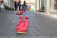 \"Scarpe rosse contro il femminicidio\" in piazza del comune