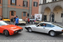 \"Scarpe rosse contro il femminicidio\" in piazza del comune - Le auto dell\'altra manifestazione autorizzata