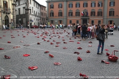 \"Scarpe rosse contro il femminicidio\" in piazza del comune