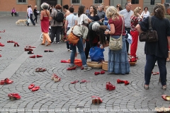 \"Scarpe rosse contro il femminicidio\" in piazza del comune