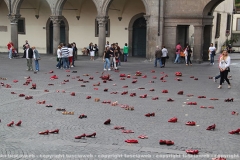 \"Scarpe rosse contro il femminicidio\" in piazza del comune