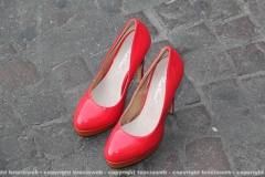 \"Scarpe rosse contro il femminicidio\" in piazza del comune