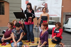 \"Scarpe rosse contro il femminicidio\" in piazza del comune