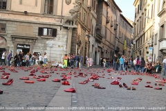 \"Scarpe rosse contro il femminicidio\" in piazza del comune