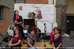 \"Scarpe rosse contro il femminicidio\" in piazza del comune