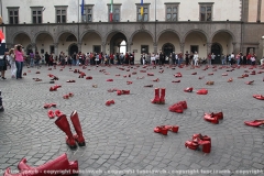 \"Scarpe rosse contro il femminicidio\" in piazza del comune