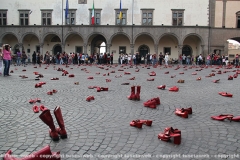 \"Scarpe rosse contro il femminicidio\" in piazza del comune