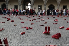 \"Scarpe rosse contro il femminicidio\" in piazza del comune