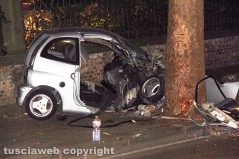 Viterbo - Minicar contro un albero