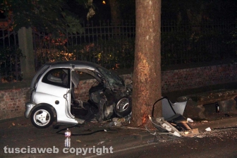 Viterbo - Minicar contro un albero
