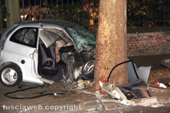 Viterbo - Minicar contro un albero