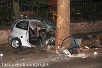 Viterbo - Minicar contro un albero