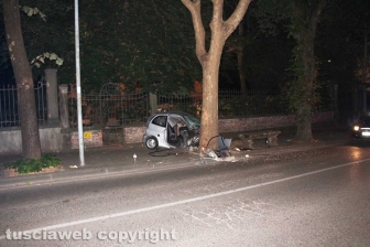 Viterbo - Minicar contro un albero