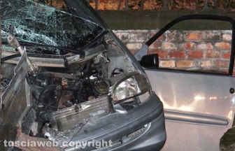 Viterbo - Minicar contro un albero