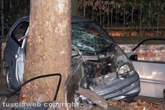 Viterbo - Minicar contro un albero