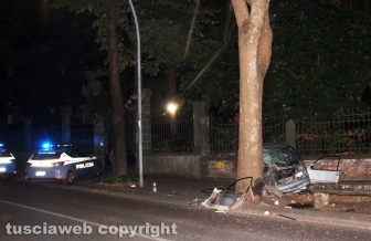 Viterbo - Minicar contro un albero