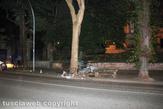 Viterbo - Minicar contro un albero