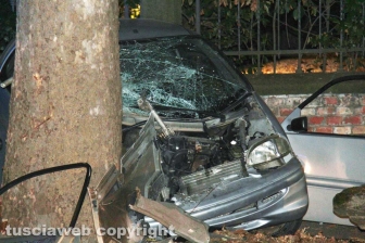 Viterbo - Minicar contro un albero