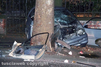 Viterbo - Minicar contro un albero