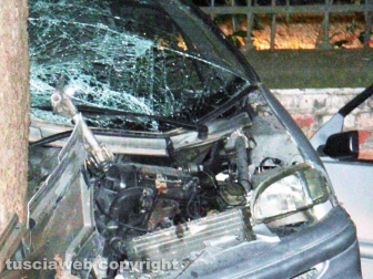 Viterbo - Minicar contro un albero