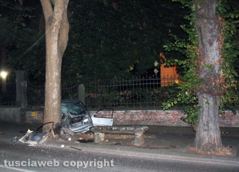 Viterbo - Minicar contro un albero