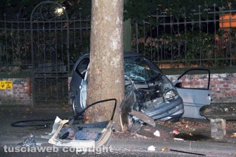 Viterbo - Minicar contro un albero