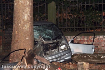 Viterbo - Minicar contro un albero