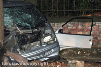 Viterbo - Minicar contro un albero