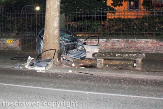 Viterbo - Minicar contro un albero